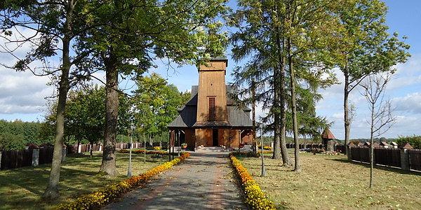 Drewniany kościół Podwyższenia Krzyża Świętego z 1935 roku w Tokarach
