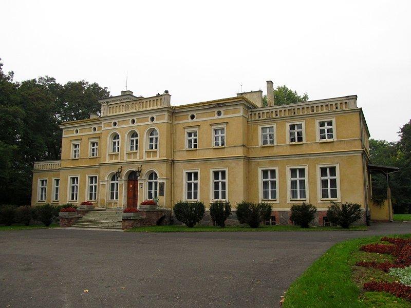 Pałac z 1865 roku - siedziba Muzeum Przyrodniczo-Łowieckiego w Uzarzewie