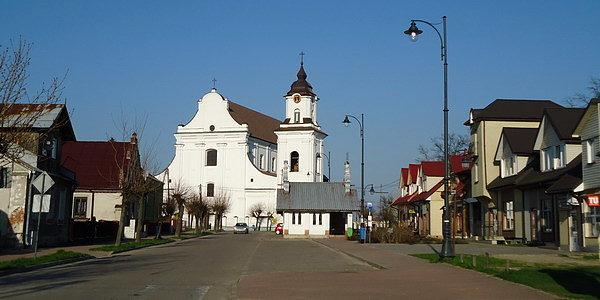 Barokowy kościół Wniebowzięcia NMP oraz dzwonnica przy Rynku w Drohiczynie