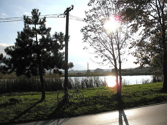 Staw Macna akurat trafiłem na chwilę gdy zaczęło operować słońce, niestety kodu nie znalazłem