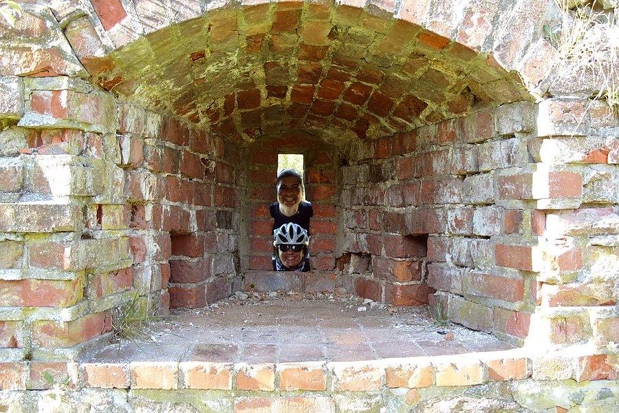 Sesyjka przy ruinach grodziska Lycka slott