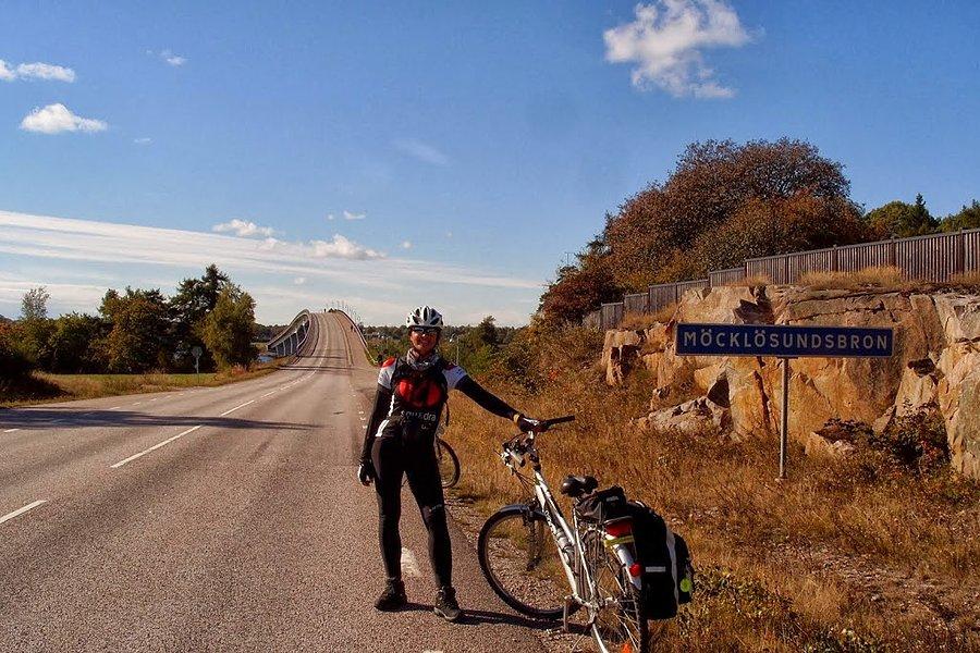 Dojechałyś​my do imponujące​go mostu nad cieśniną Möcklösund​