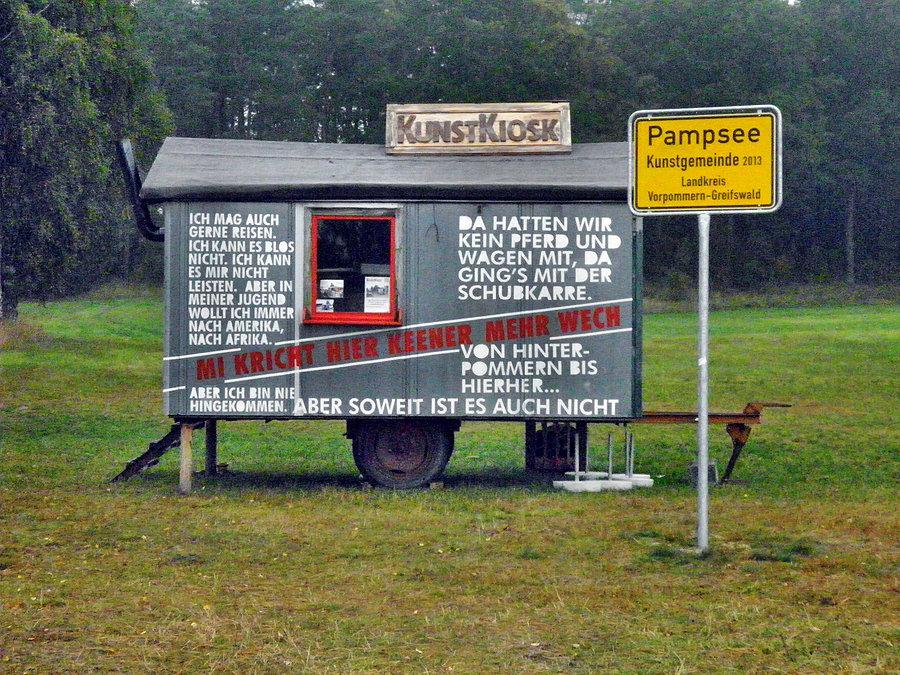 Między Blankensee a Pampow Kunstkiosk obok składu drewna