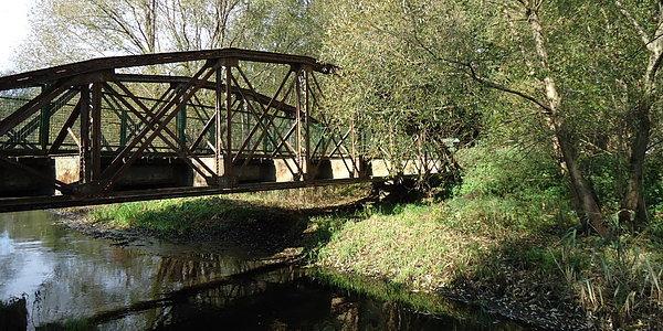 Dawny most kolejki wąskotorowej nad rzeką Klukówka w Roskoszy