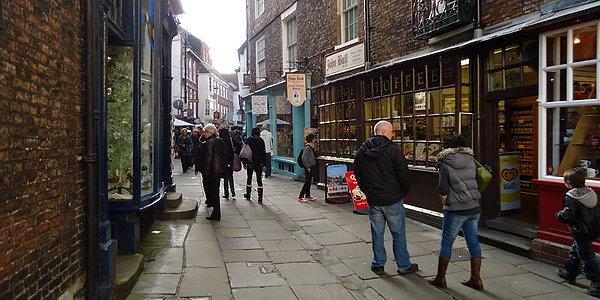 Jedna z wielu średniowiecznych uliczek. Stonegate w York