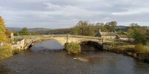 Stary kamienny most w Bolton Bridge