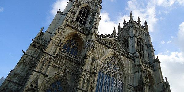 Największa średniowieczna katedra w Anglii to katedra w York
