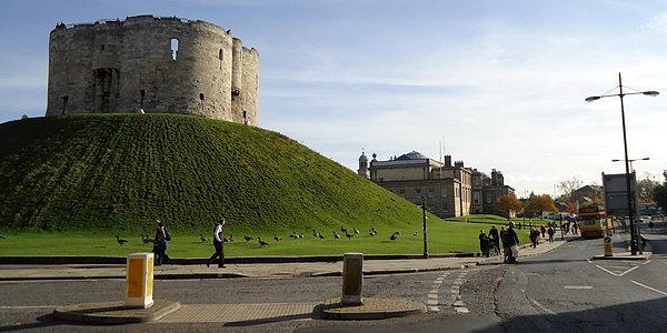 Ruiny zamku Clifford's Tower w York