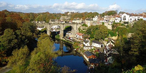 Panorama Knaresborough z tarasy widokowego przy ruinach zamku