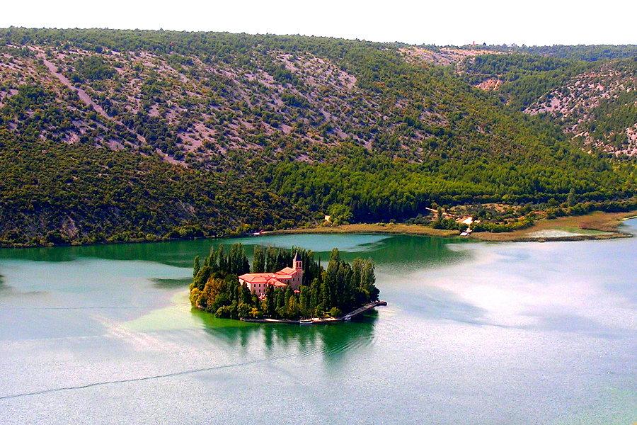 Wyspa na rzecze Krka