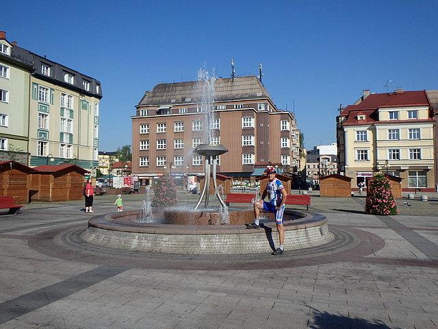 Przed fontanną na rynku w Czeskim Cieszynie