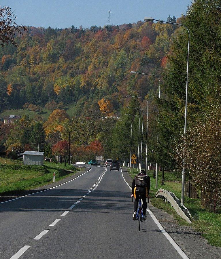 Początek podjazdu na Ropską