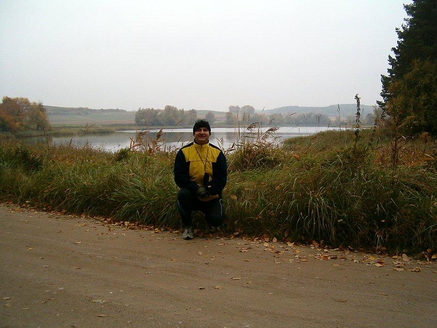 12-10-2013. Sobotnia rowerówka. Ja na tle krajobrazu jesiennego jeziora Wielkiego w Rokitkach