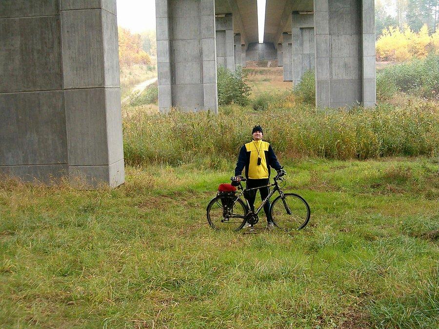 12-10-2013. Sobotnia rowerówka. Przy filarach mostowych wiaduktu autostrady A1 w Zwierzynkach