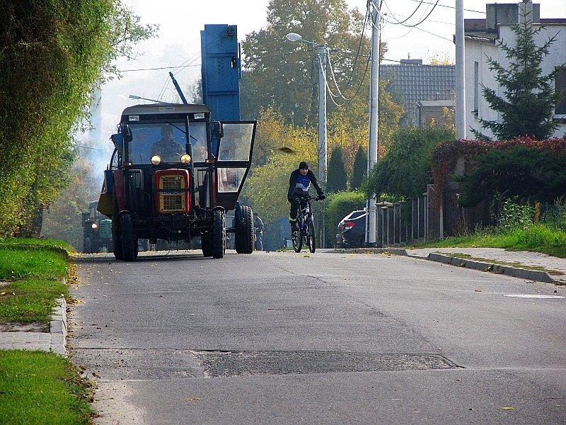 Łukasz ścigał się z traktorami na ciężkim podjeździe przy ul. Pożegowskiej w Mosinie