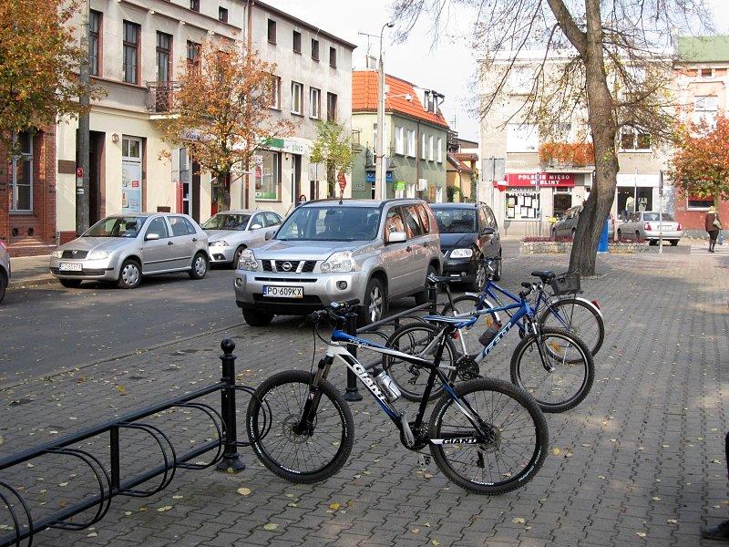 Mosińskie stojaki rowerowe na rynku