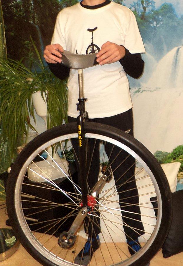 Monocykl 36" i człowiek 182 cm (na zdjęciu w drugim rzędzie)