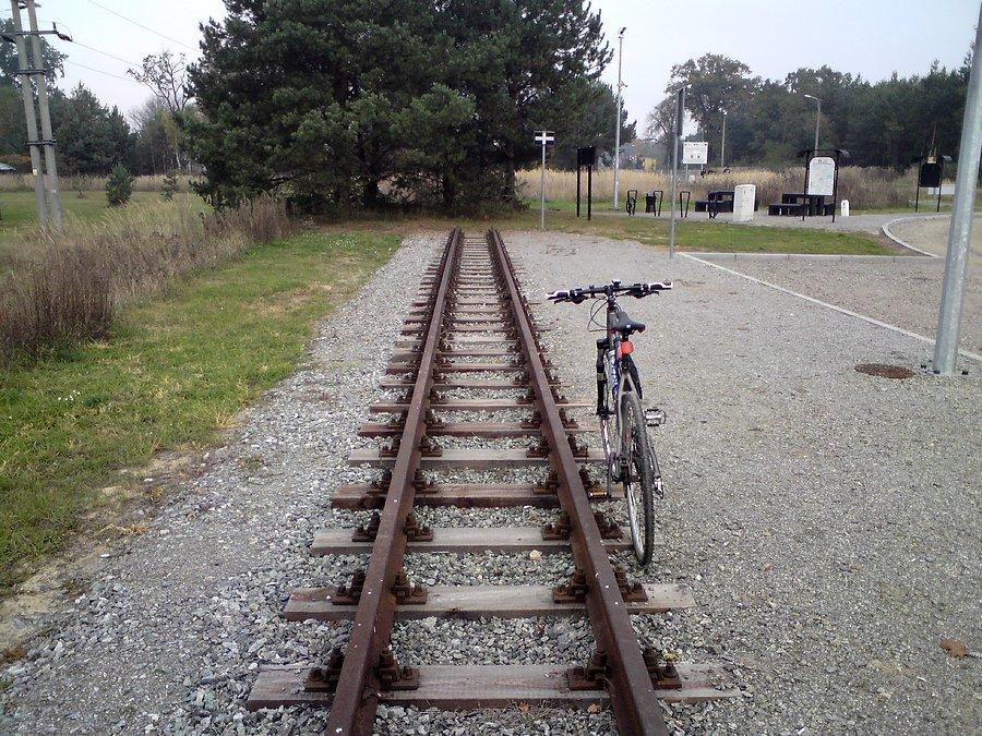 Początek kolejki i ścieżki rowerowej