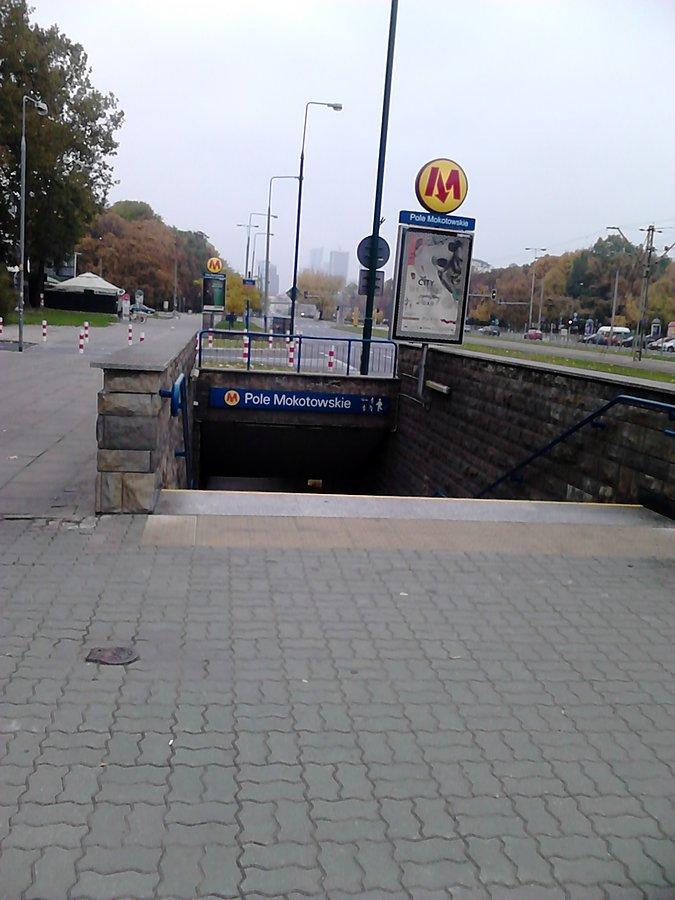 Wejście do Metra Mokotów