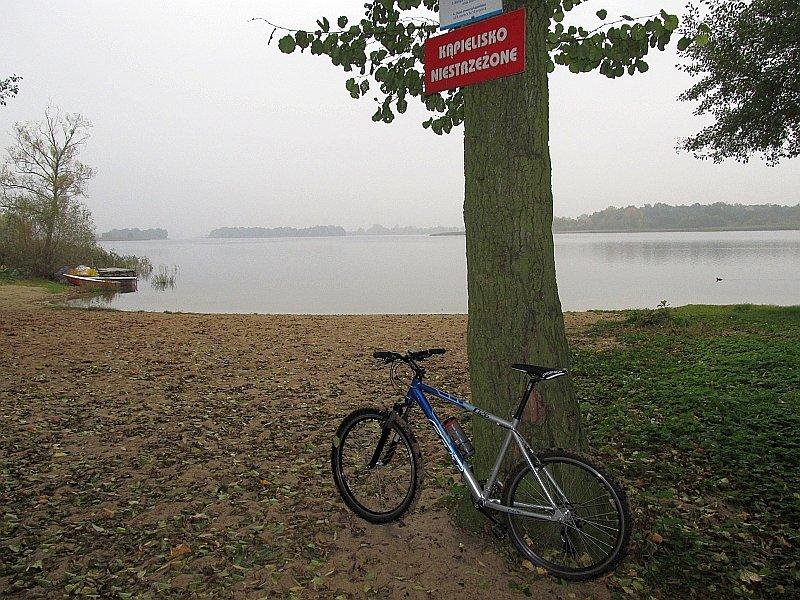 Jezioro Lednickie z plaży w Lednogórze