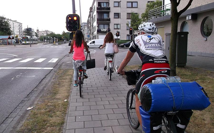 Czarnoskóre mieszkanki nie tylko Antwerpii są ładne i to na rowerkach :)