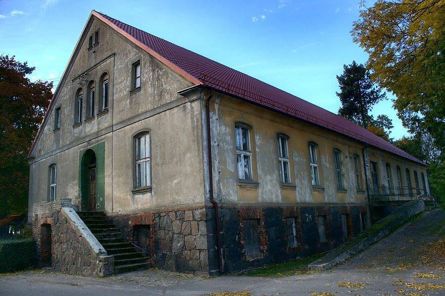 W miejscowości znajduje się dwór z połowy XIX wieku zbudowany w stylu późnego klasycyzmu