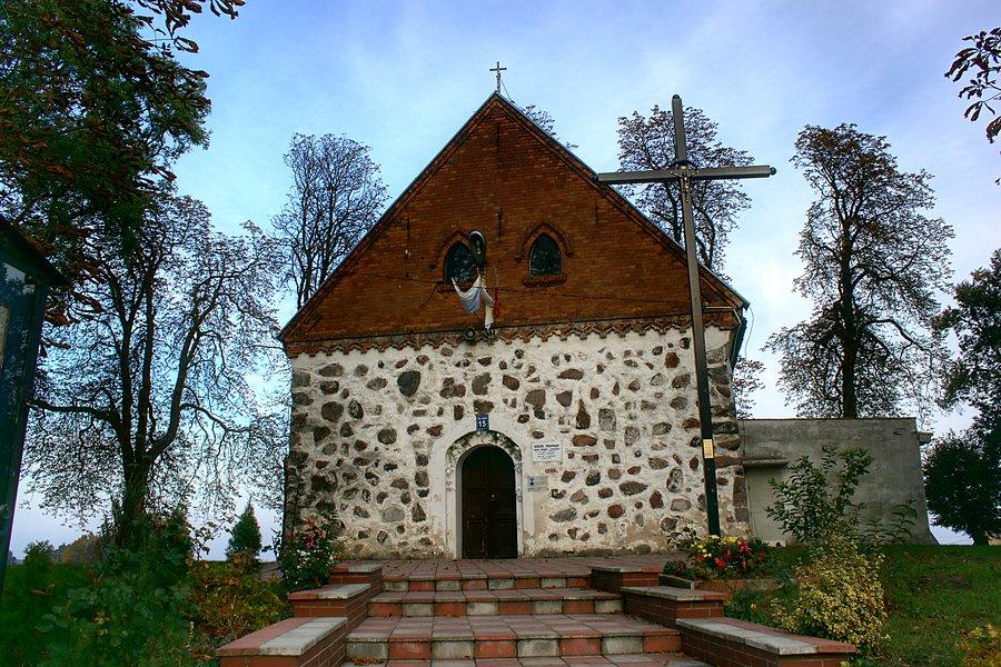 Kościół parafialny pw. św. Józefa wzniesiony w XV w. z kamienia polnego