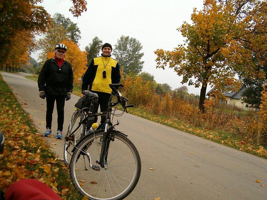 13-10-2013. Niedzielna rowerówka z Markiem do Mikoszewa nad morze. Wspólne zdjęcie Ja z Markiem gdzieś na drodze
