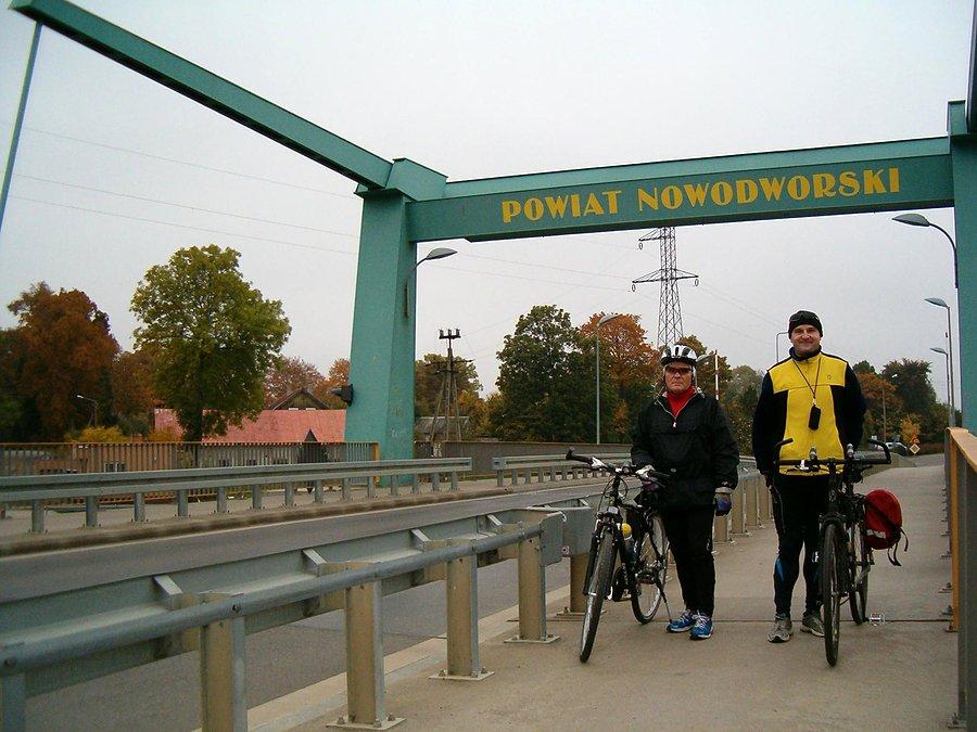 13-10-2013. Niedzielna rowerówka. Wspólne zdjęcie z Markiem (po lewej) na moście zwodzonym na rzece Szkarpawa, łączącym Drewnicę z Żuławkami