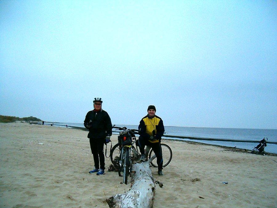 13-10-2013. Niedzielna rowerówka. Wspólne zdjęcie z Markiem na plaży w Mikoszewie