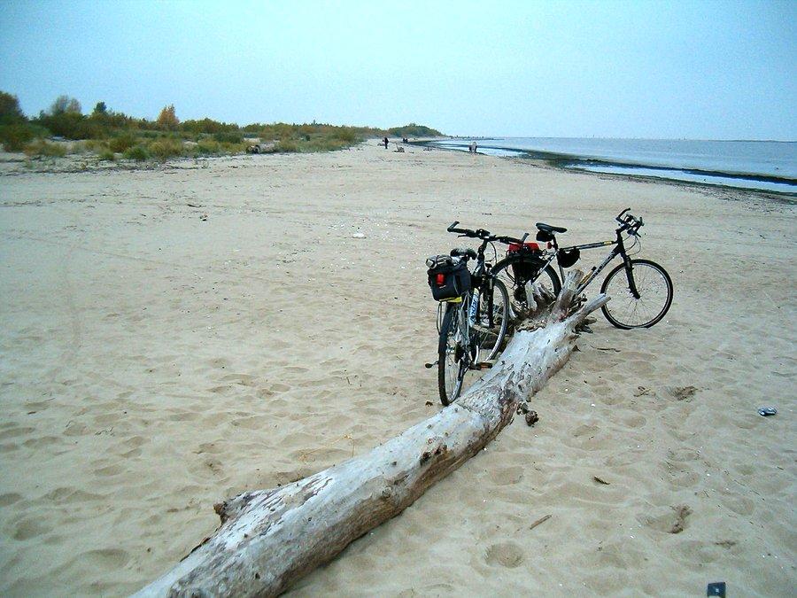 13-10-2013. Cel naszej wycieczki osiągnięty, widok na plażę w Mikoszewie niedzielnym popołudniem, jak widać niewielu jest spacerująscych, pogoda bezwietrzna, choć z lekkim zachmurzeniem