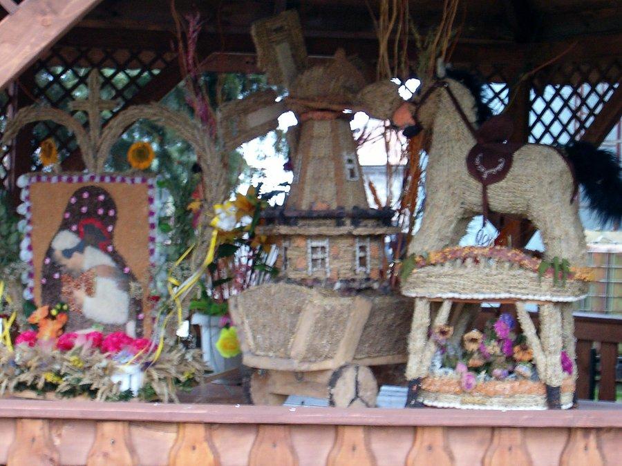 13-10-2013. Pięknie wykonane rękodzieła artystyczne, tzn obraz Jana Pawła II, Wiatrak, Wóz chłopski, Konik, pod zadaszeniem na posesji u pana Sołtysa w Nowej Cerkwi, to wszystko można zobaczyć przy drodze