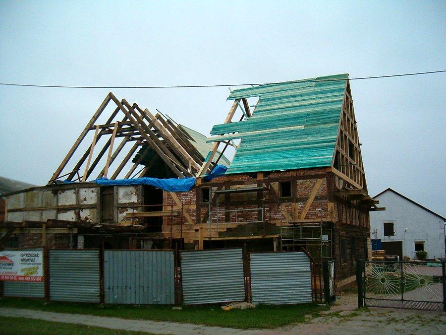 13-10-2013. Zdjęcie rekonstruowanego Domu Podcieniowego z XVIII w. Ujęcie ogólne z ulicy w Nowej Kościelnicy. Od właścicielki posesji dowiedzieliśmy się że konserwacja i dokończenie rekonstrukcji domu potrwa jeszcze kilka lat