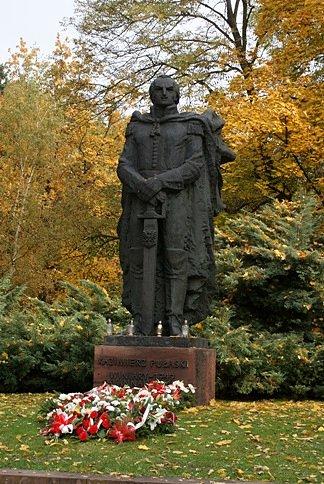 Pomnik Kazimierza Pułaskiego w Parku Pałacowym