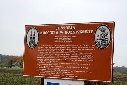 Tablica informacyjna przed kościołem