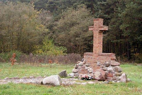 Tuż z nim miejsce pomordowanych