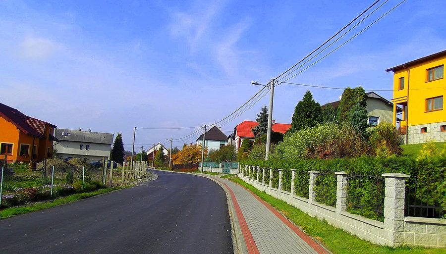 Wjazd do Czech do miejscowości Hat'' . Tak w Czechach remontuje się drogi, przez Hat' przejeżdża się po nowym asfalcie.