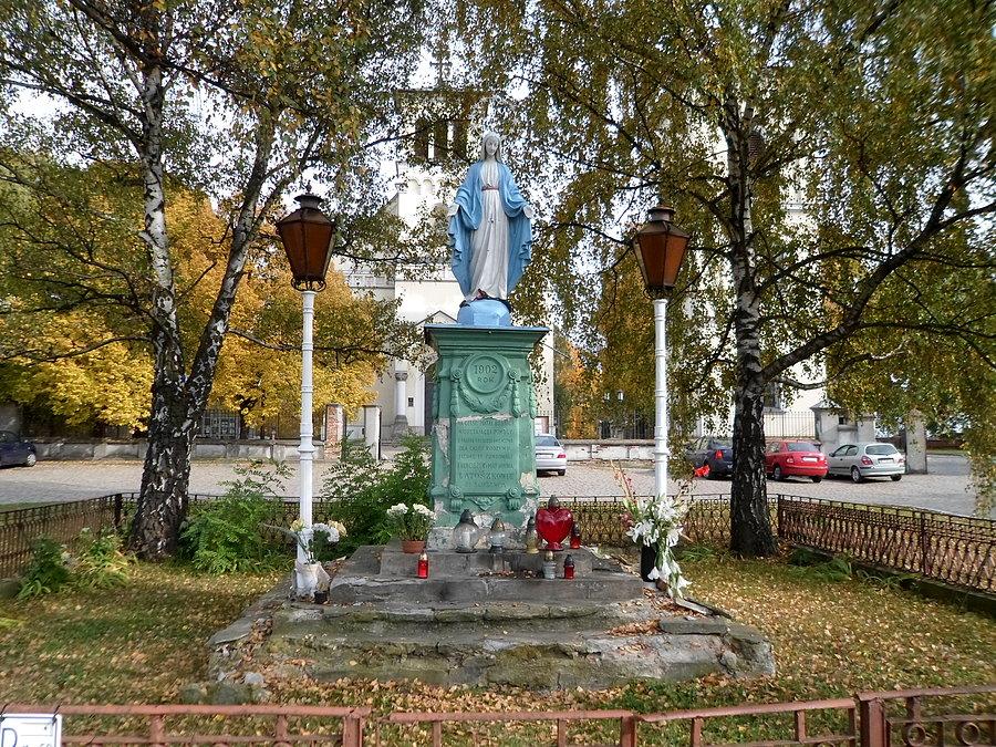 Na cześć Matki Boskiej Nieustającej Pomocy z prośbą o błogosławieństwo dla całej rodziny figurę tę fundowali Franciszek i Maria Latoszkowie ze Służewca
