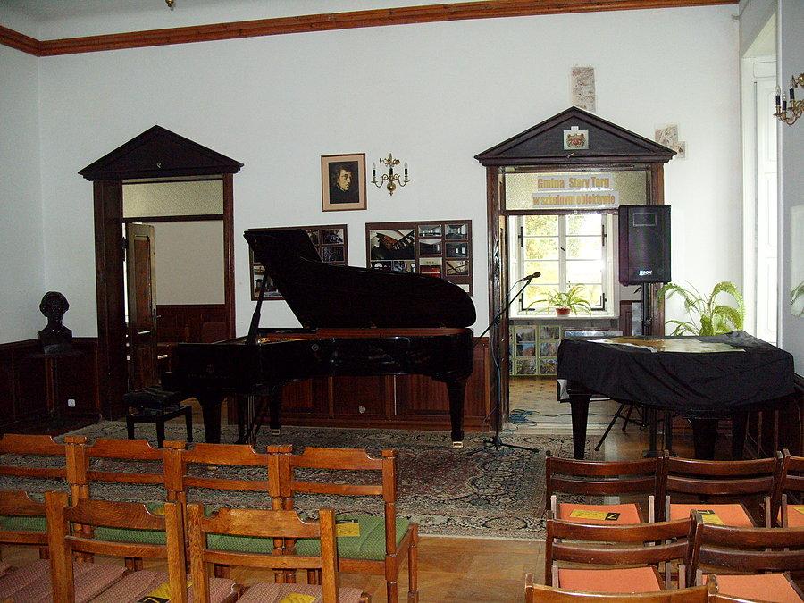 Sala koncertowa w pałacu Sierakowskich w Waplewie Wielkim