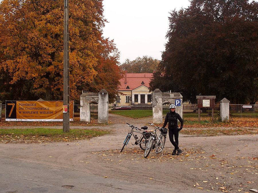 Brama wjazdowa do pałacu w Waplewie Wielkim