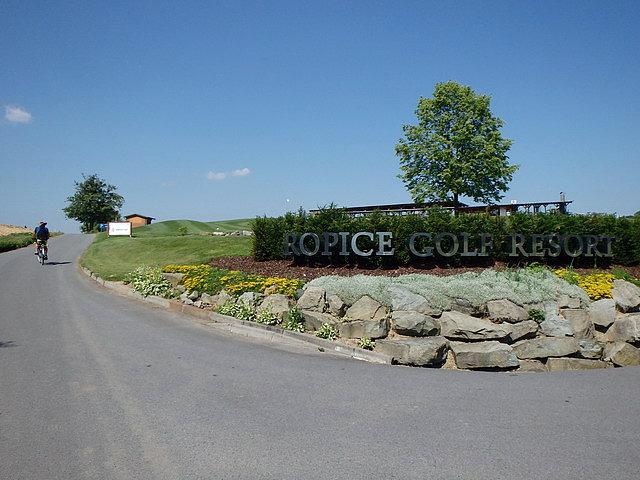 Pole golfowe w Ropicach
