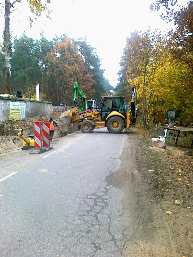 Ładowarka zatarasowała jezdnię