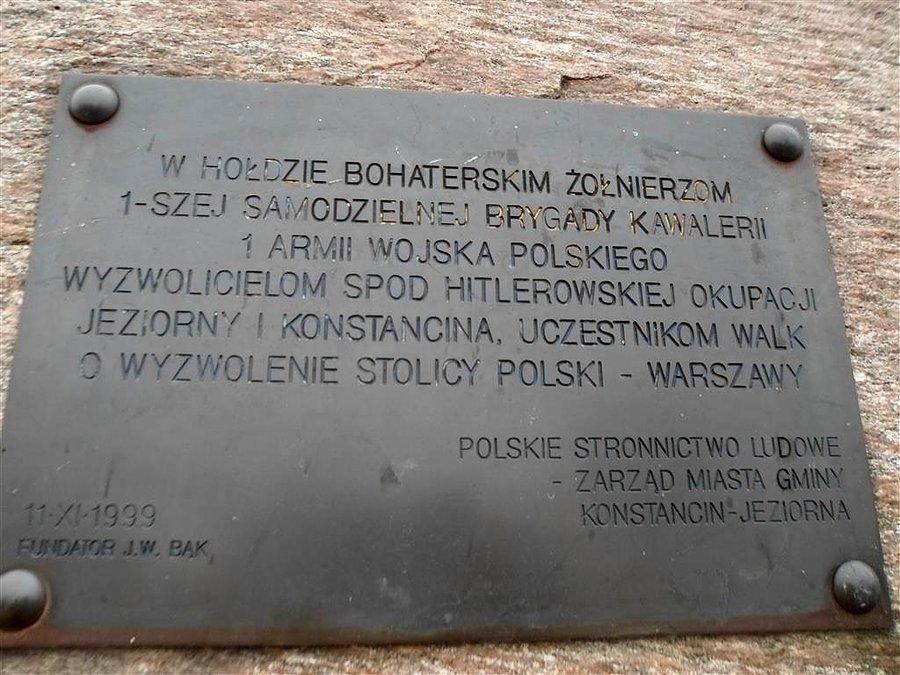 Tablica na pomniku