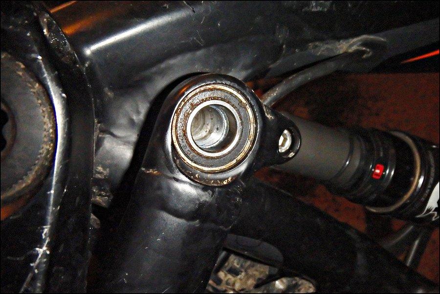 Łożysko przy chainstay'u