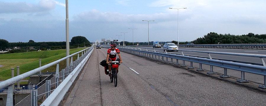 Na bardzo długim wiadukcie i wzdłuż autostrady. W Holandii jest sporo takich obiektów