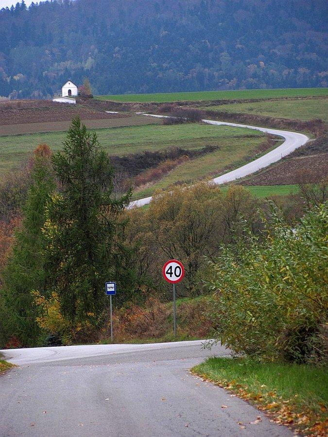 Podjazd w stronę kapliczki, do technikum w Bystrej