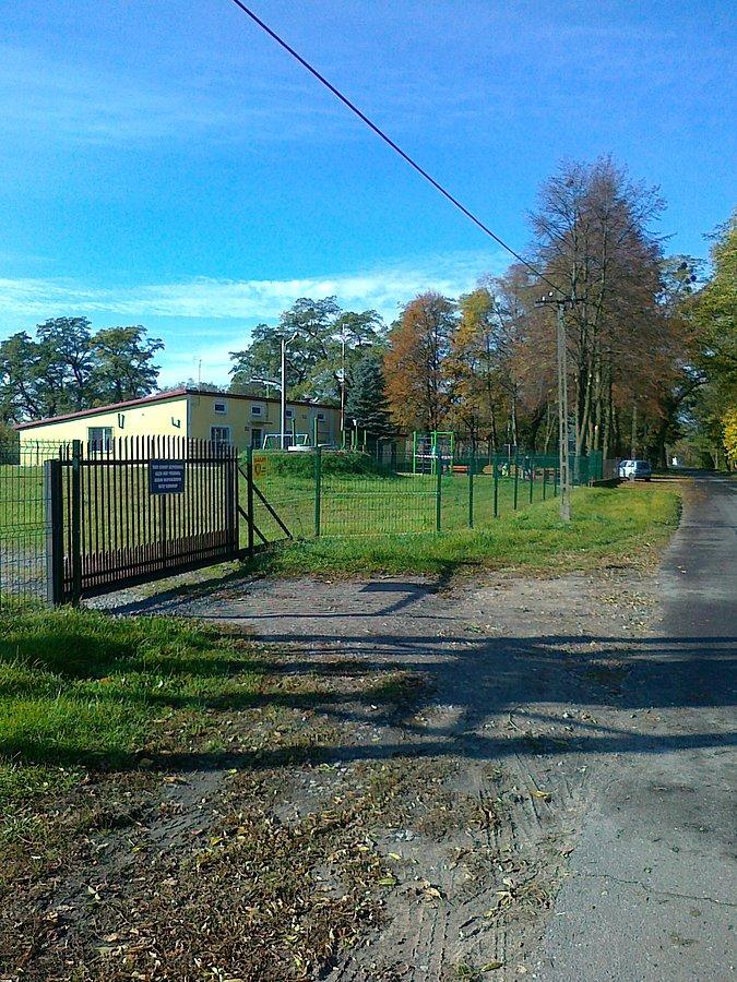 Po drugiej stronie drogi budynek Straży Pożarnej i ujęcie wody pitnej