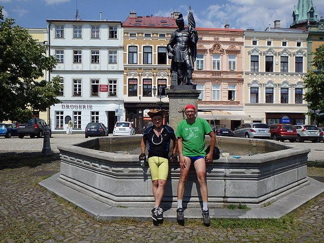 Z Leszkiem przed fontanną na rynku