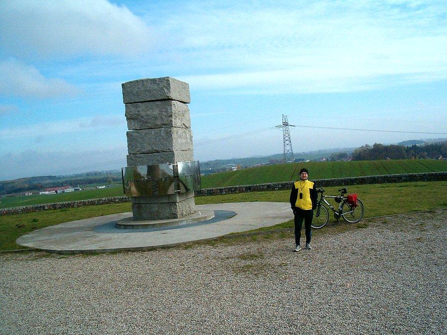 19-10-2013. Sobotnia wycieczka. Przy monumentalnym bloku skalnym z czterema tablicami skierowanymi w cztery strony świata, z napisem "A ROZTROPNY BUDOWNICZY TO TEN, KTÓRY SŁUCHA SŁÓW CHRYSTUSA I WYPEŁNIA JE..."
