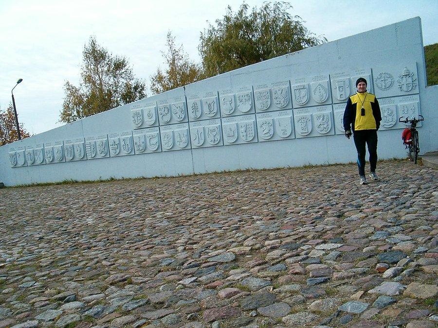 19-10-2013. Sobotnia wycieczka.Przy ścianie tablic Herbów na Górze Jana Pawła II w Pelplinie